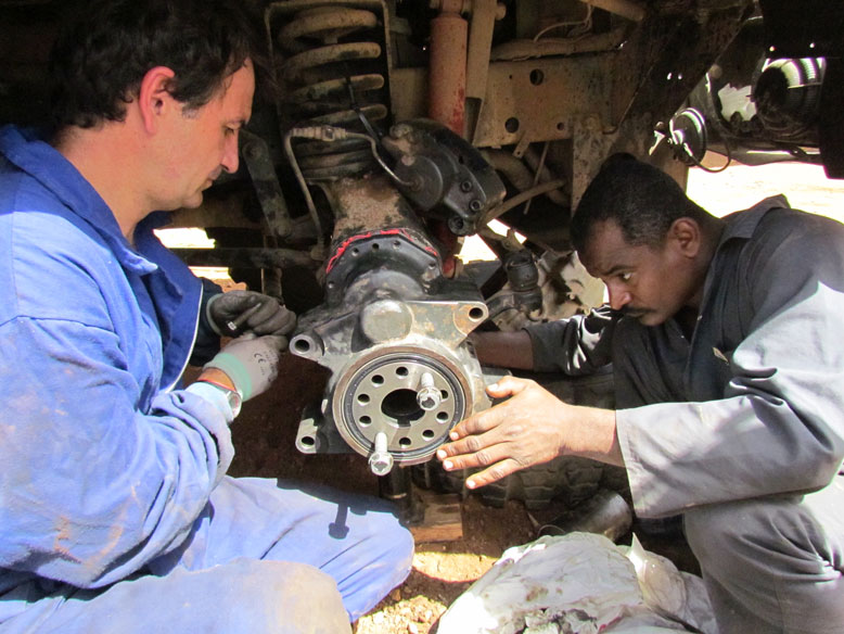 montando el buje con reten y rodamientos nuevos